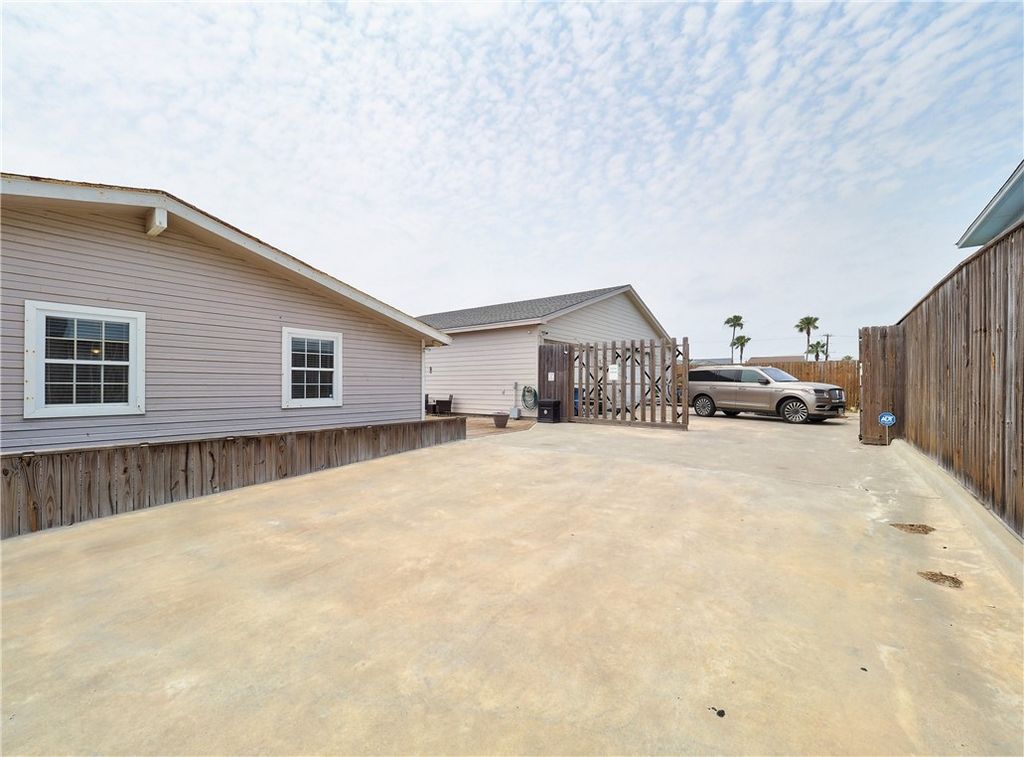 419 E Cotter Ave, Port Aransas, TX 78373 — exterior