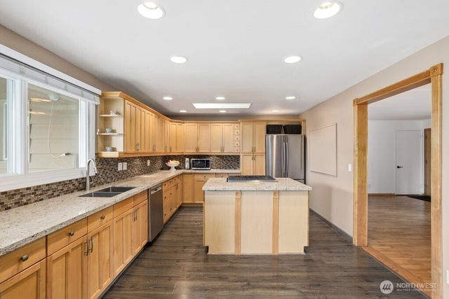 23105 20th Avenue S, Des Moines, WA 98198