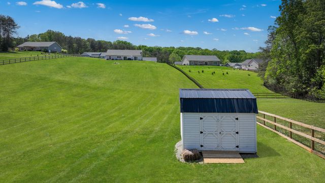 105 Belvior CIR, Moneta, VA 24121