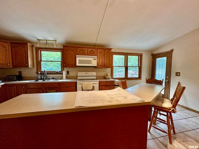 2700 BLOOMINGTON Road, East Peoria, IL 61611