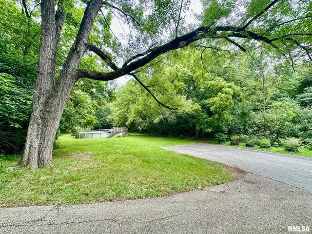 2700 BLOOMINGTON Road, East Peoria, IL 61611