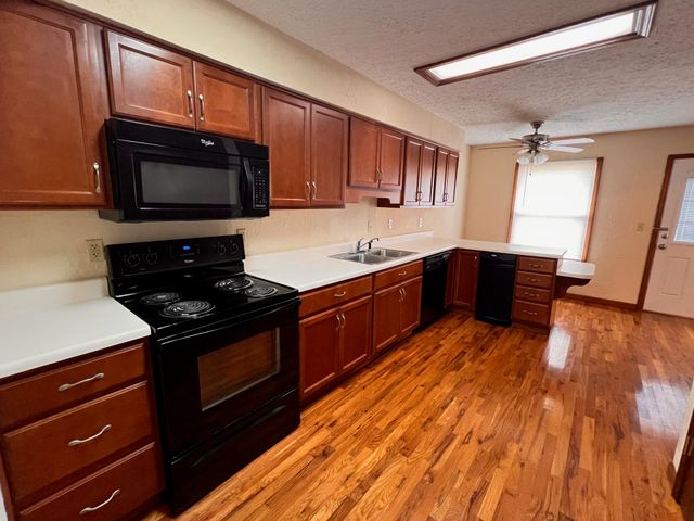 3753 N Pickwick Avenue, Springfield, MO 65803