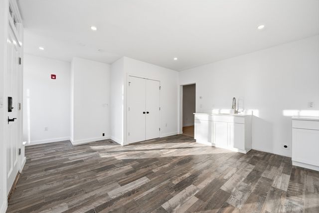 289 Central St, Lowell, MA 01852