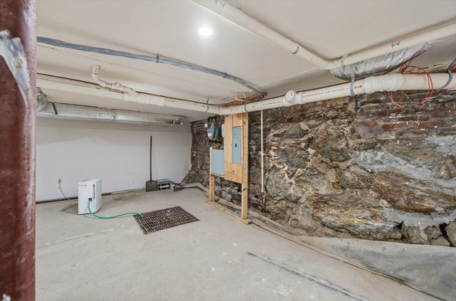 289 Central St, Lowell, MA 01852