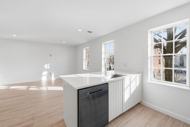 289 Central St, Lowell, MA 01852