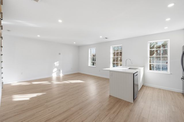 289 Central St, Lowell, MA 01852