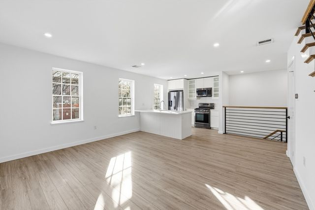 289 Central St, Lowell, MA 01852
