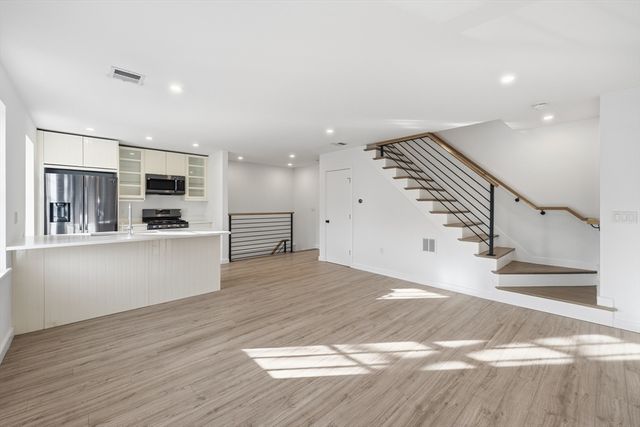 289 Central St, Lowell, MA 01852