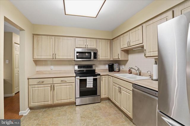 223 GREENVIEW DR, Lancaster, PA 17601