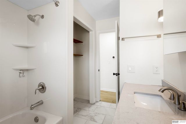 6614 Parkview Lane, Omaha, NE 68104