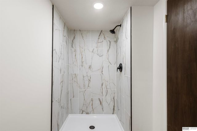 6614 Parkview Lane, Omaha, NE 68104