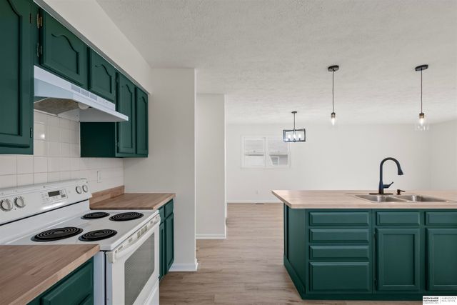 6614 Parkview Lane, Omaha, NE 68104