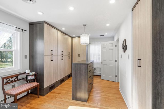 242 CENTER ST, Moorestown, NJ 08057