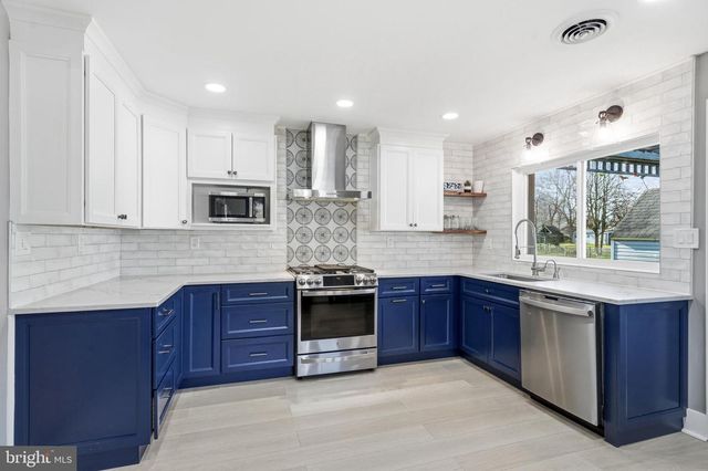 242 CENTER ST, Moorestown, NJ 08057