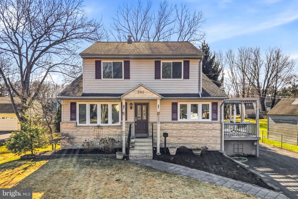 242 CENTER ST, Moorestown, NJ 08057