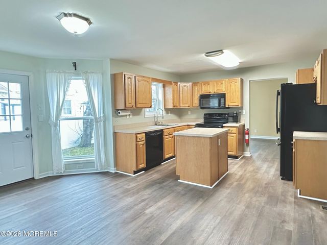 102 Hollyberry Drive, Toms River, NJ 08753