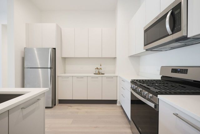 1950 Sheridan Road 105, Highland Park, IL 60035