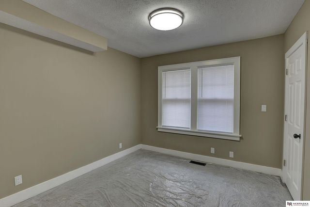 5216 S 38th Street, Omaha, NE 68107