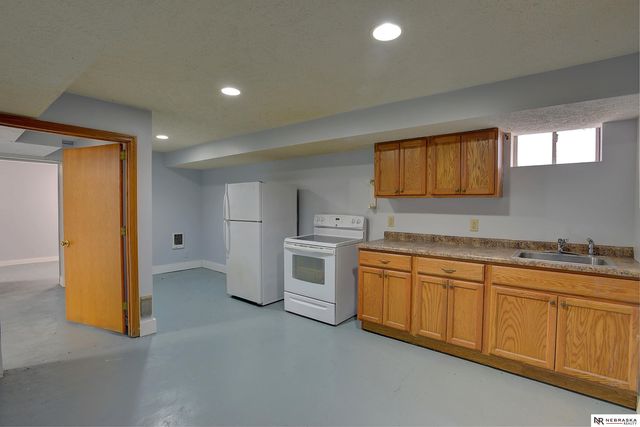 5216 S 38th Street, Omaha, NE 68107