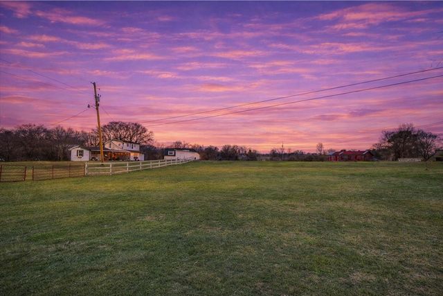 3212 Marthas Chapel Rd, Cunningham, TN 37052