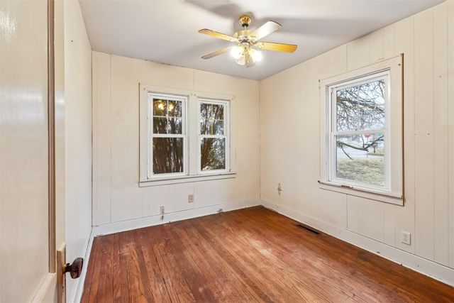 431 S 6th Avenue E, Newton, IA 50208