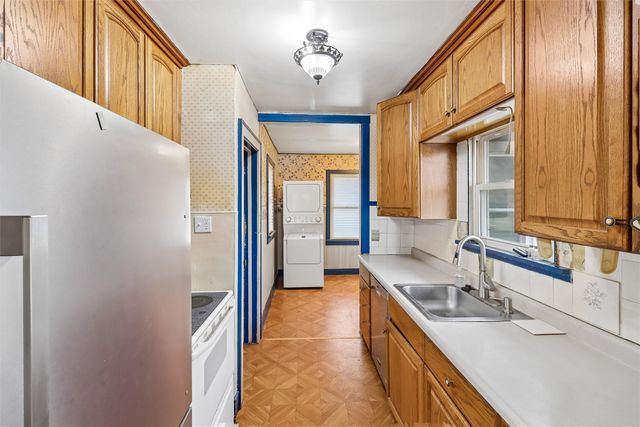 431 S 6th Avenue E, Newton, IA 50208