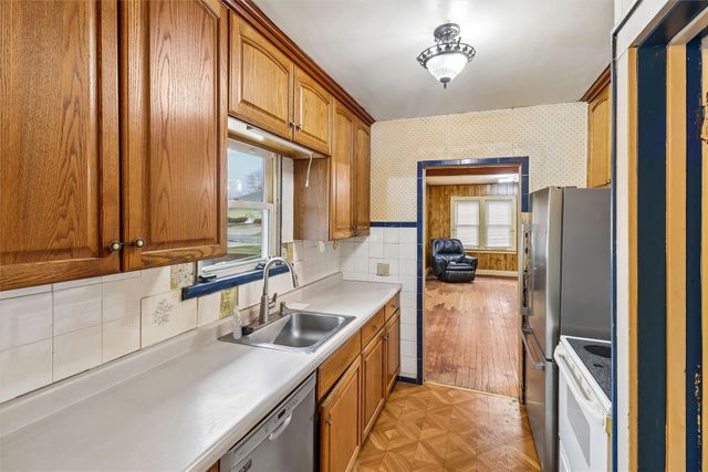 431 S 6th Avenue E, Newton, IA 50208