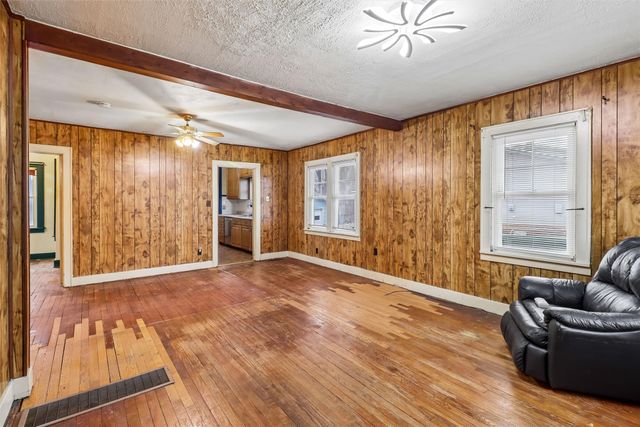 431 S 6th Avenue E, Newton, IA 50208