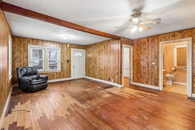 431 S 6th Avenue E, Newton, IA 50208