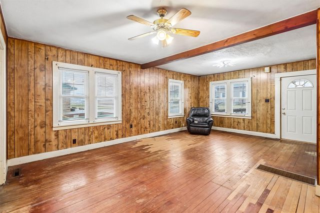 431 S 6th Avenue E, Newton, IA 50208