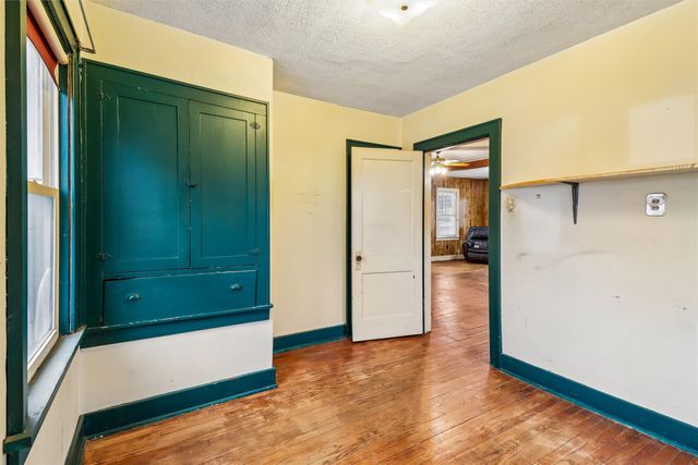 431 S 6th Avenue E, Newton, IA 50208