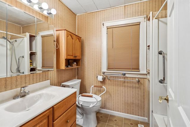 431 S 6th Avenue E, Newton, IA 50208