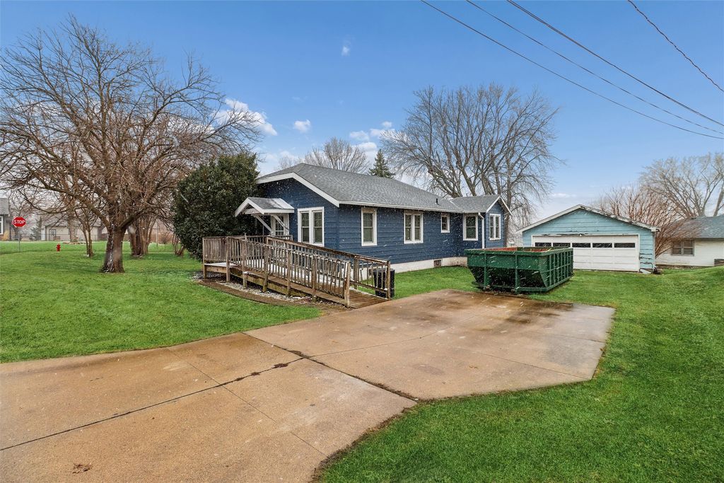 431 S 6th Avenue E, Newton, IA 50208
