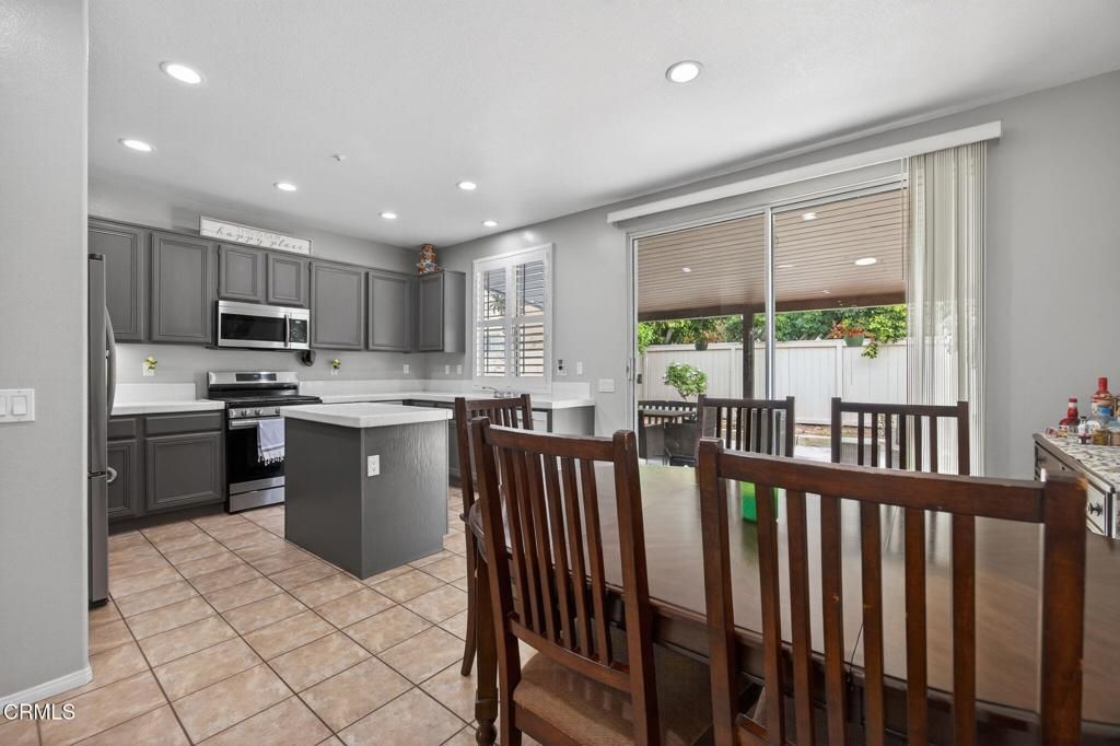 Image 10 of property listing at 816 Noontide Way, Oxnard, CA 93035