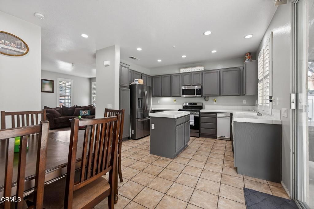 Image 11 of property listing at 816 Noontide Way, Oxnard, CA 93035