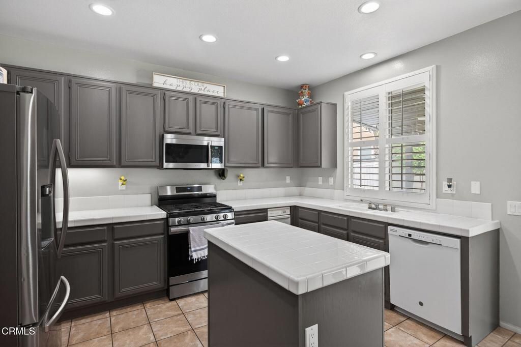 Image 15 of property listing at 816 Noontide Way, Oxnard, CA 93035