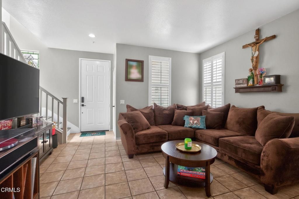 Image 8 of property listing at 816 Noontide Way, Oxnard, CA 93035