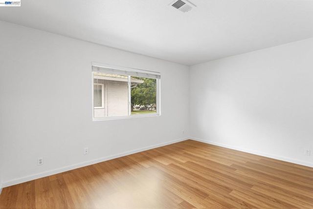 1044 Mohr Ln D, Concord, CA 94518