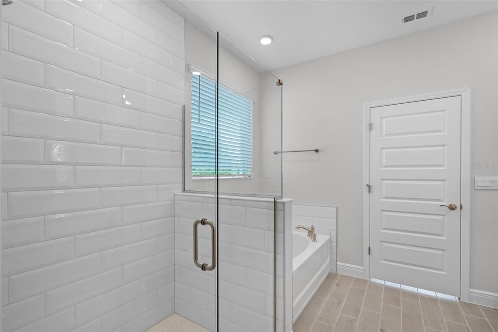 Image 18 of property listing at 11893 SHINE VIEW LANE, Winter Garden, FL 34787
