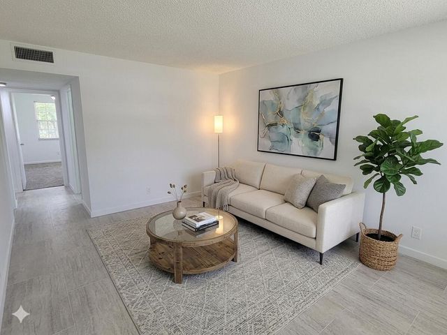 613 Fanshaw O, Boca Raton, FL 33434