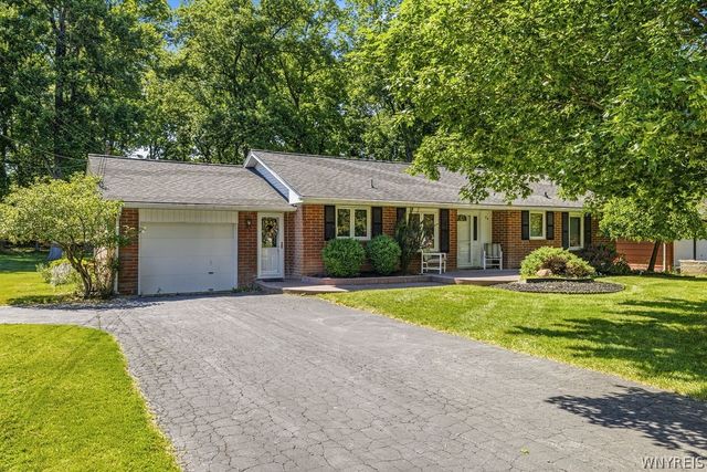 54 Faahs Drive, Orchard Park, NY 14127