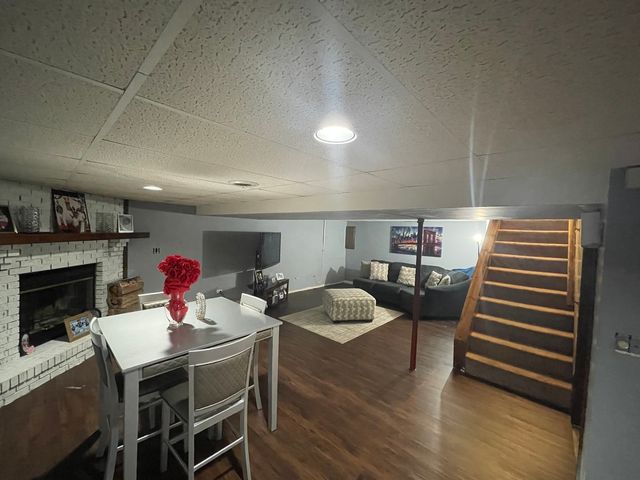 690 Renee Drive, South Elgin, IL 60177