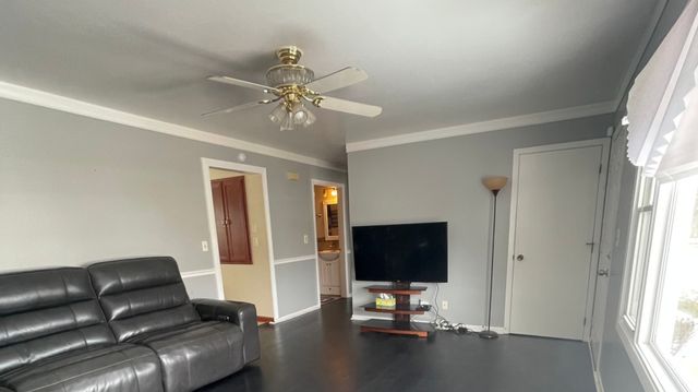 690 Renee Drive, South Elgin, IL 60177