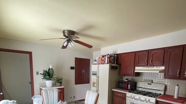 690 Renee Drive, South Elgin, IL 60177