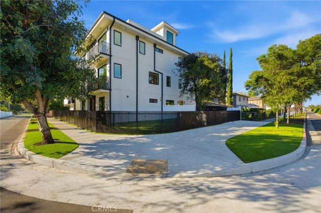 13602 Burbank Boulevard, Sherman Oaks, CA 91401