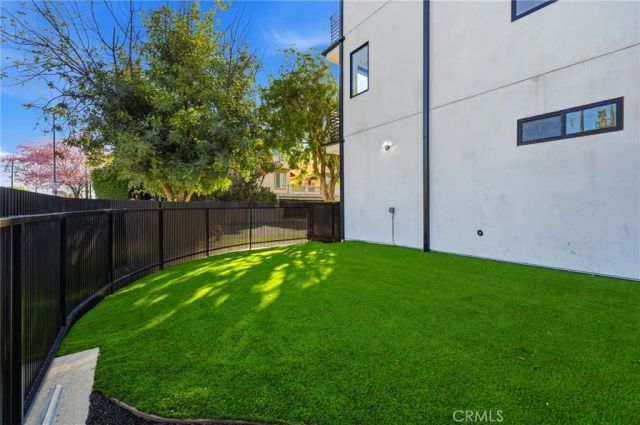 13602 Burbank Boulevard, Sherman Oaks, CA 91401