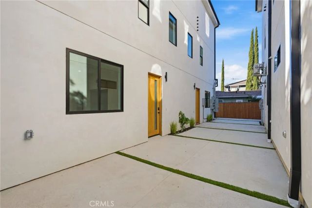 13602 Burbank Boulevard, Sherman Oaks, CA 91401