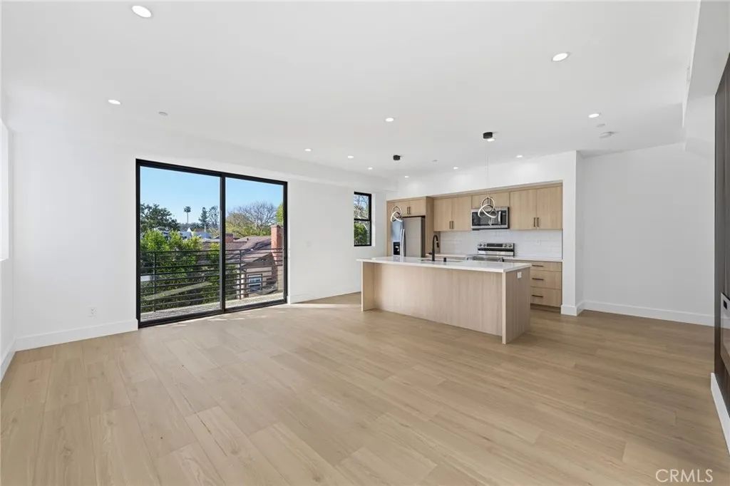 13602 Burbank Boulevard, Sherman Oaks, CA 91401