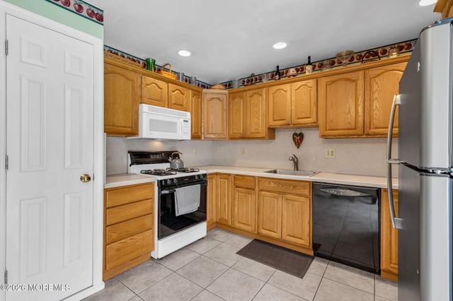 8 Trinity Place, Jackson, NJ 08527