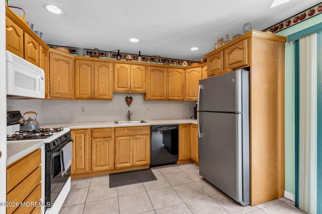 8 Trinity Place, Jackson, NJ 08527